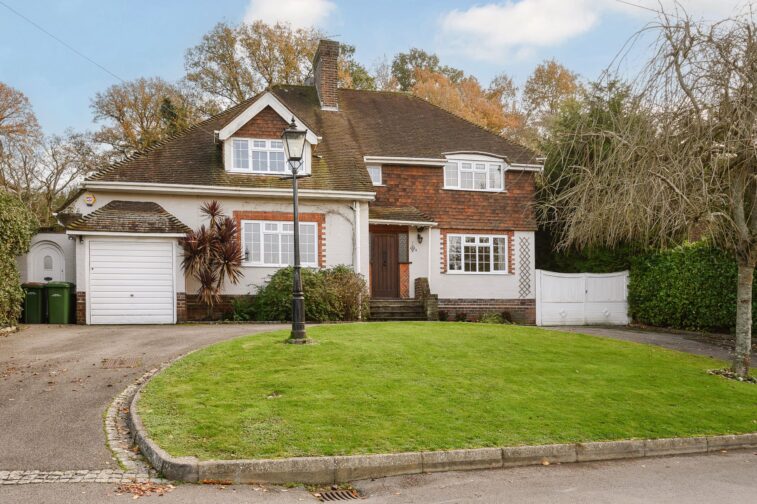 4 Bedrooms, Winchester Close, Esher