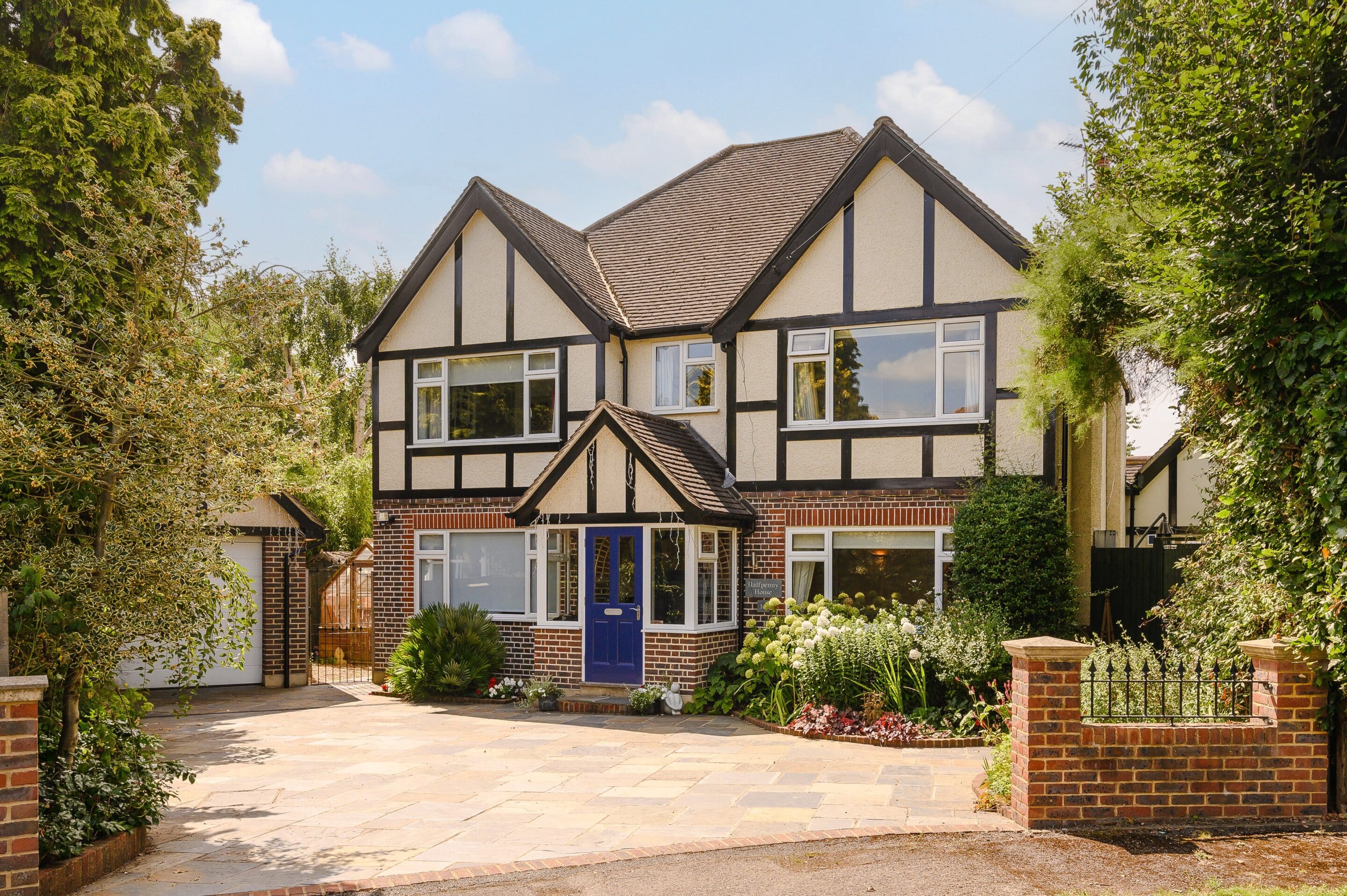 5/6 Bedrooms, Ember Farm Avenue, East Molesey