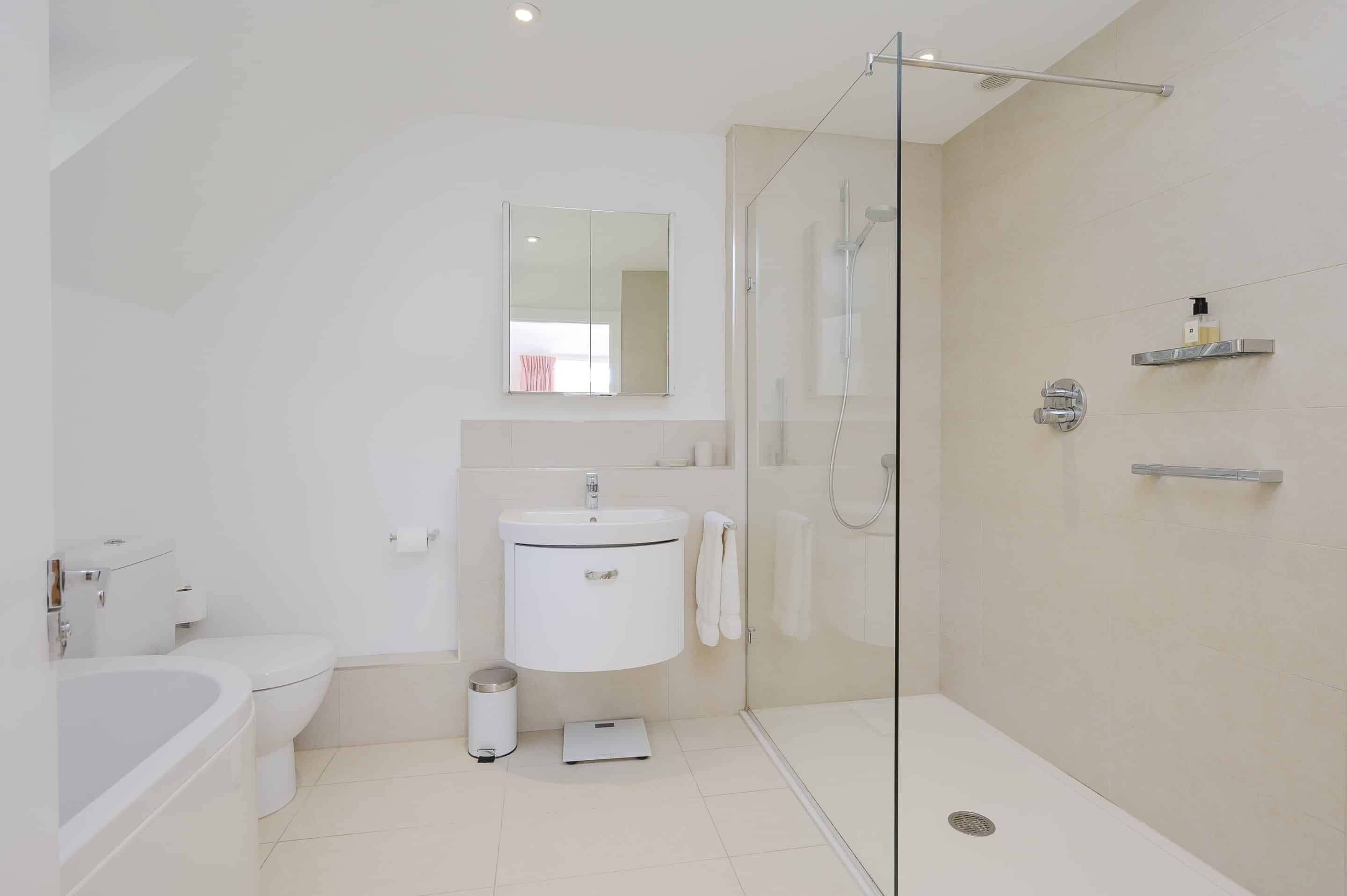 4 Bedrooms, Detached House, Mizen Way, Cobham