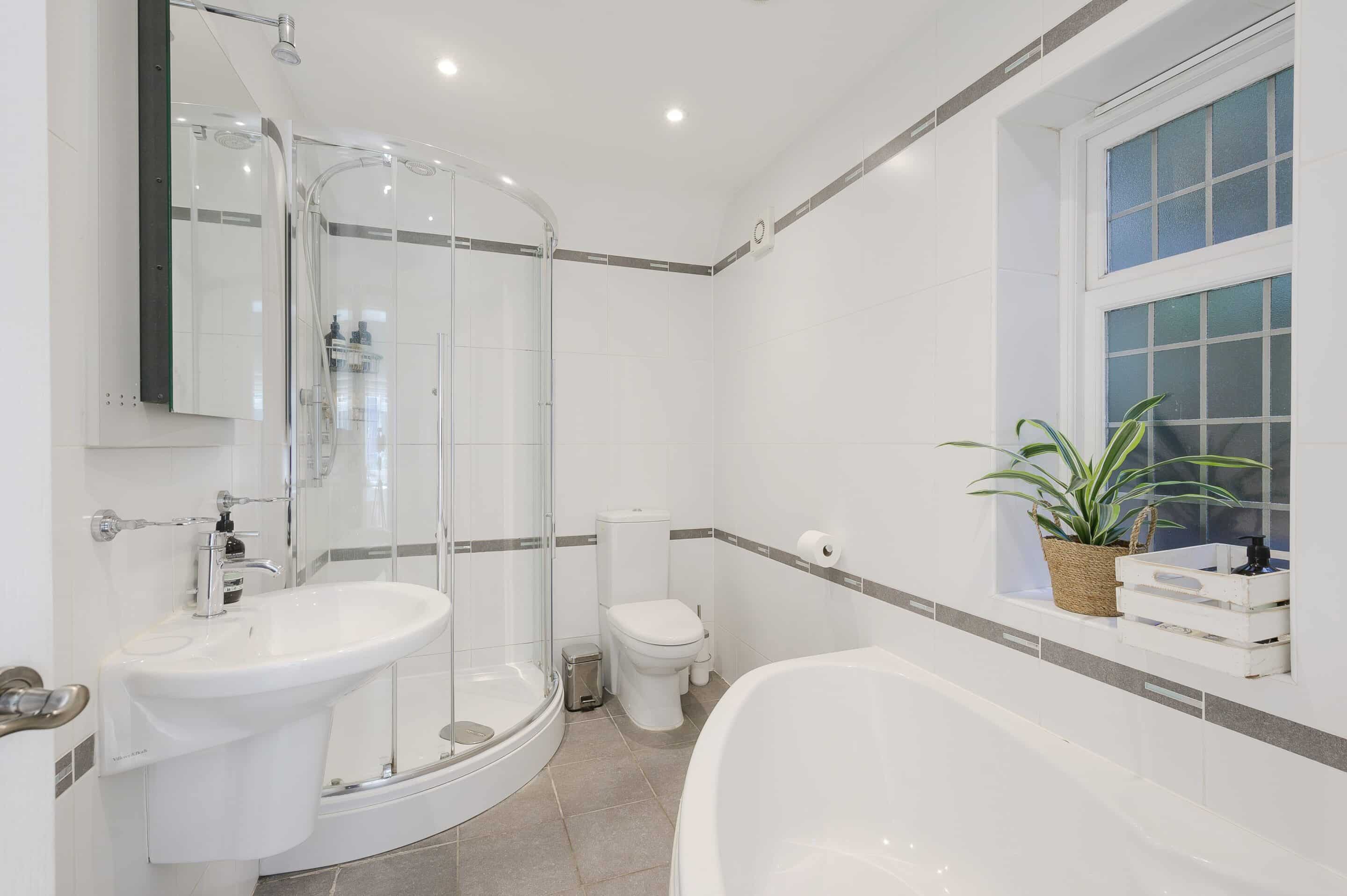 6 Bedroom Detached House, Leigh Court Close, Cobham