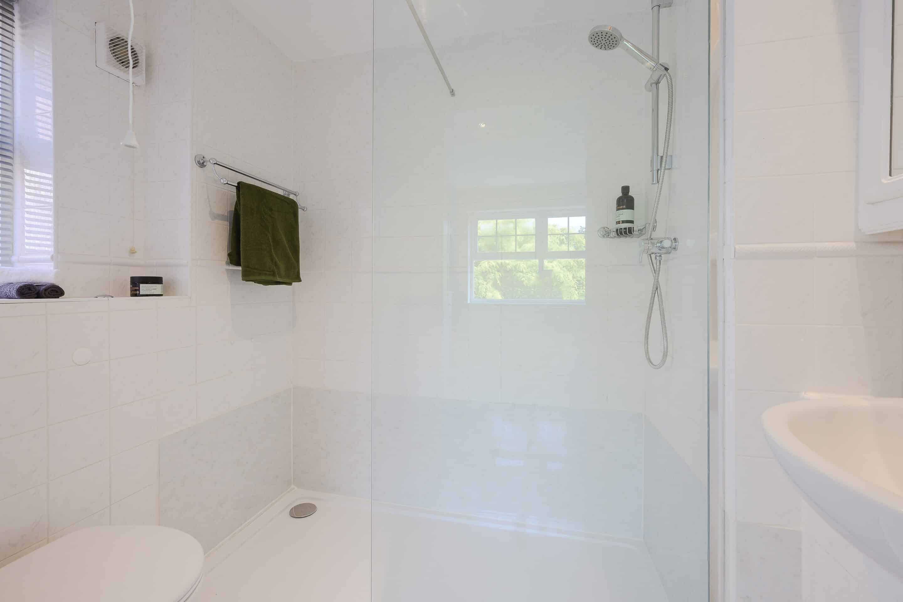 4 Bedrooms, St Andrews Gardens, Cobham