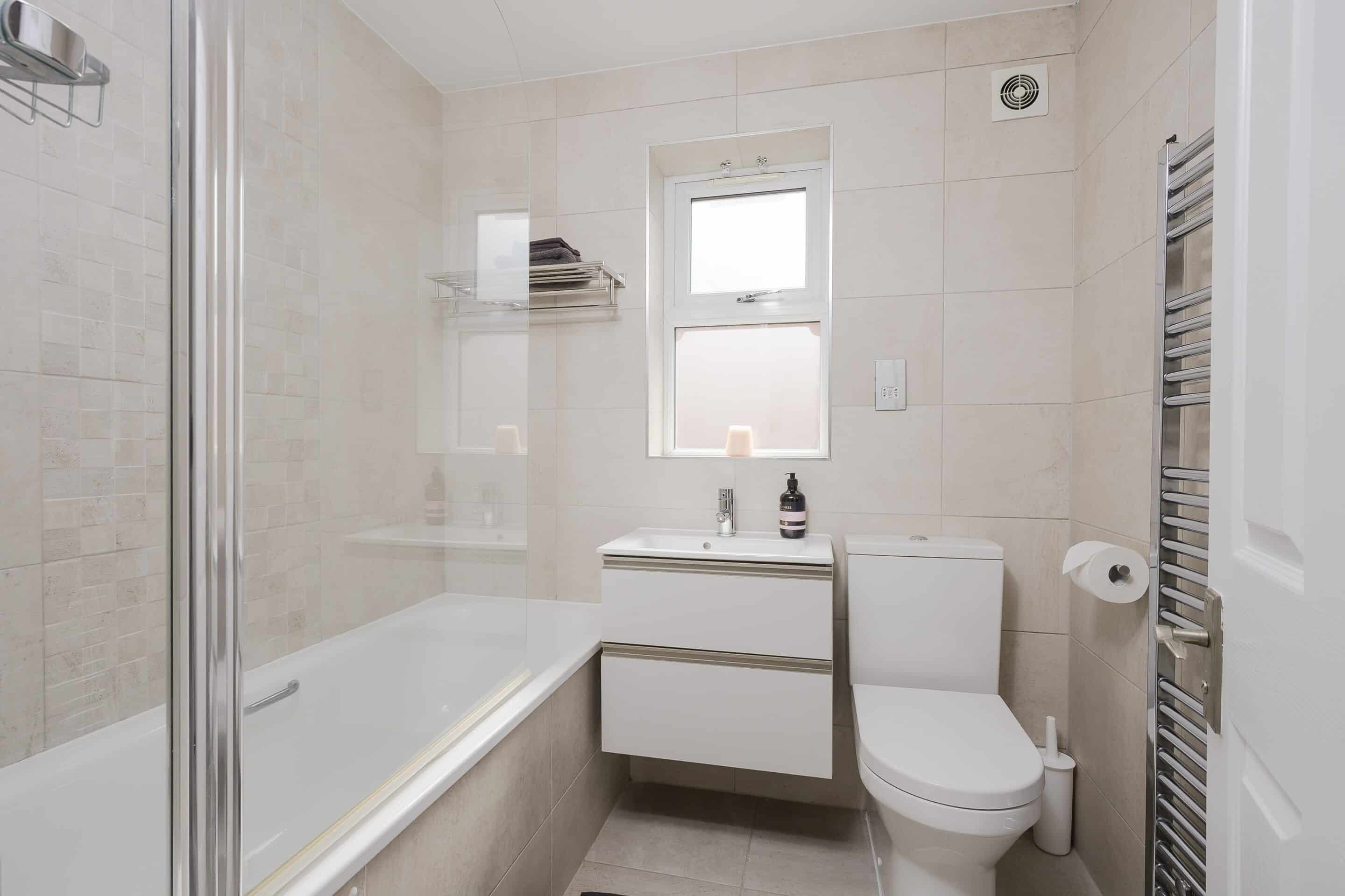 4 Bedrooms, St Andrews Gardens, Cobham