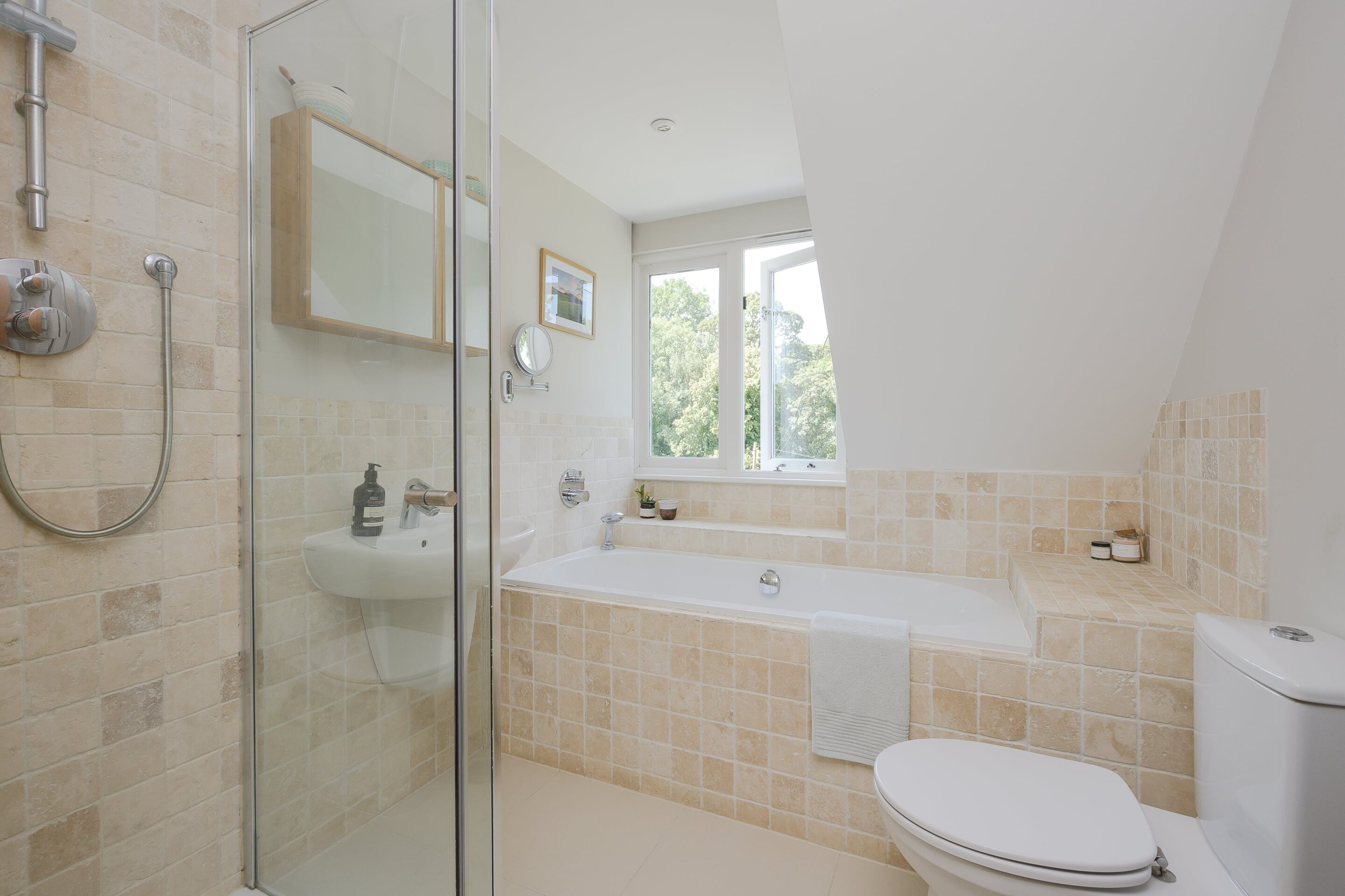 3-5 Bedrooms, Green Dene, East Horsley
