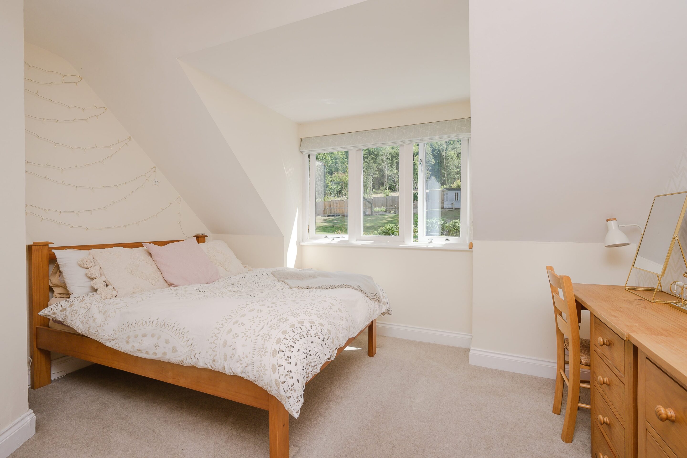 3-5 Bedrooms, Green Dene, East Horsley