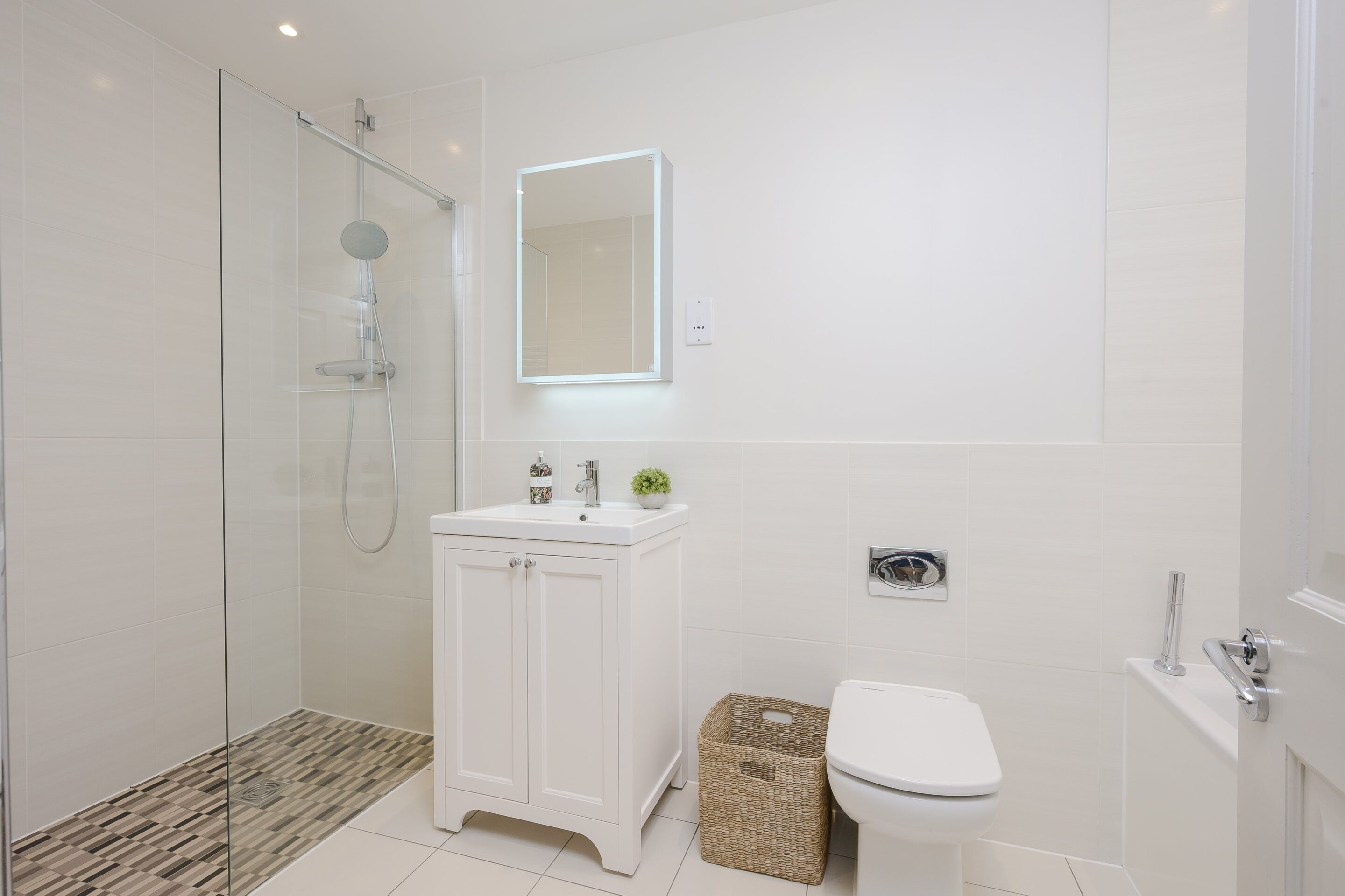 4 Bedrooms, Semi-Detached Town House, Lincoln Grove, Weybridge