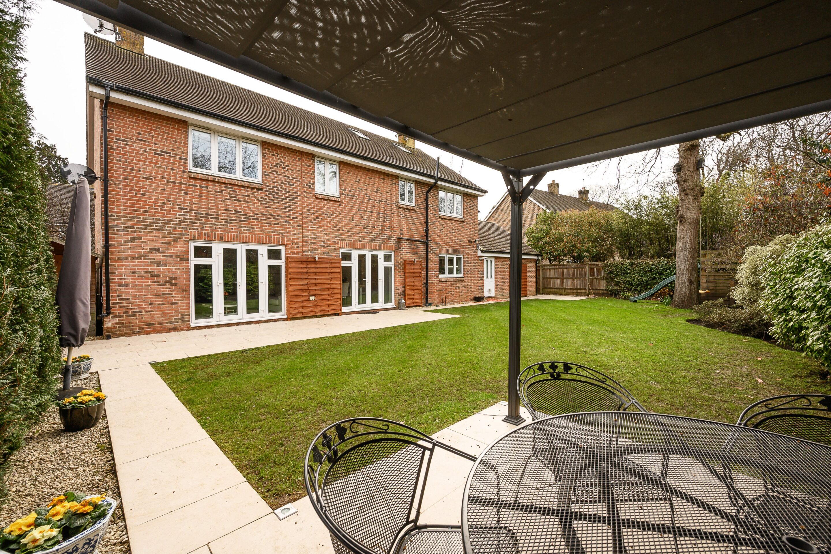 5 Bedrooms, Pinehurst Gardens, West Byfleet