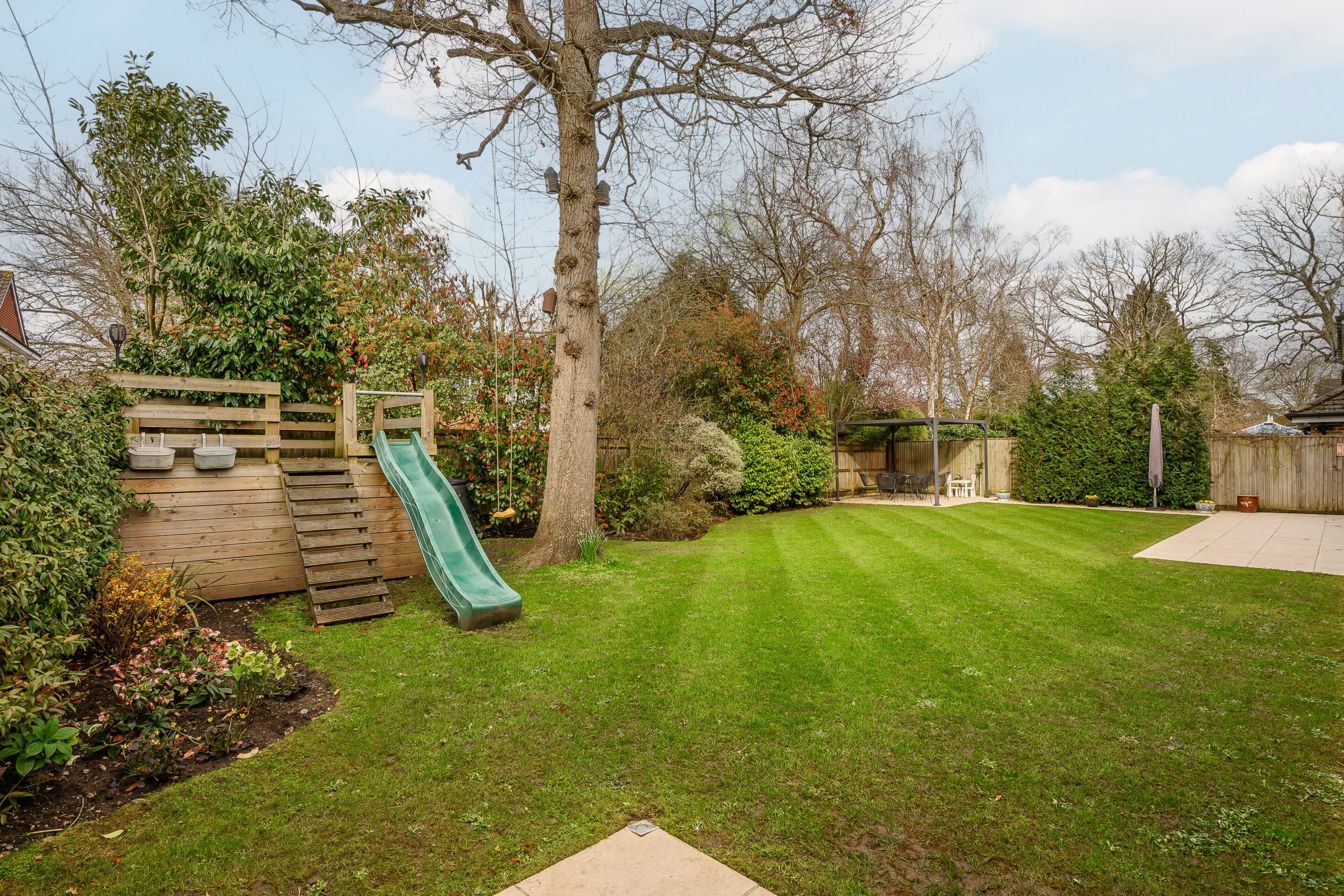 5 Bedrooms, Pinehurst Gardens, West Byfleet